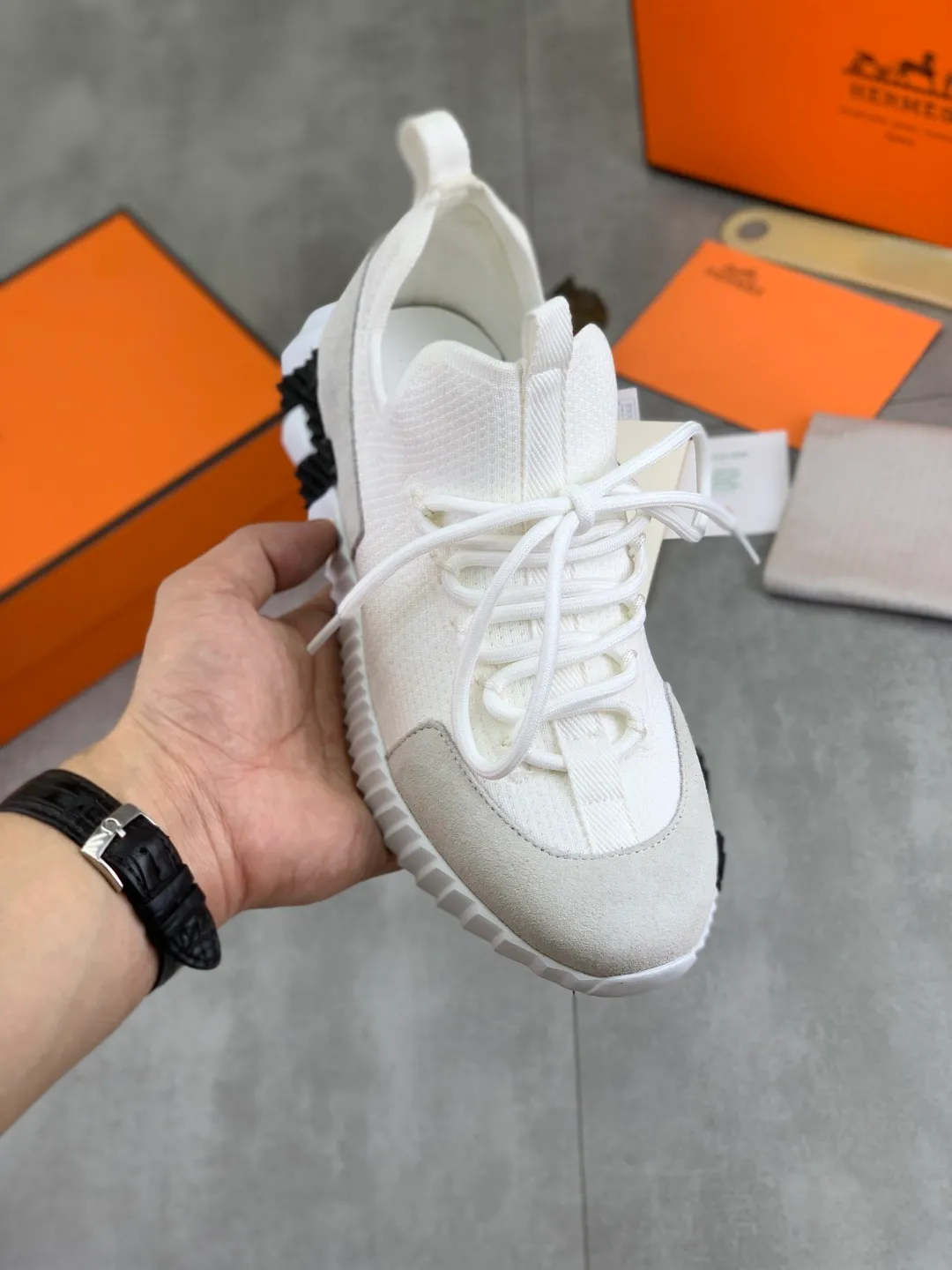 Men's men's shoes 💰P580 New model Top version Original order Hermes Men's Drift Sneaker Summer new casual sports shoes Original purchase, development, production H family men's classic series, technical breathable fabrics with cowhide, casual sports shoes, casual shoes, sports dad shoes combine high-tech breathable materials and cowhide, H family exclusive button decoration on the side. The outsole is full of H italic design and bright colors to show vitality and continue the brand design inspiration. Stroll around the city lightly and feel free and comfortable. Delivered in exquisite packaging 🛍📦 ▪️Fabric: original customized breathable material + first-layer cowhide ▪️Inner: cowhide feet ▪️Outsole: molded and evacuated PU+TPU material ▪️Size: 35-45 Multiple colors available Premium packaging